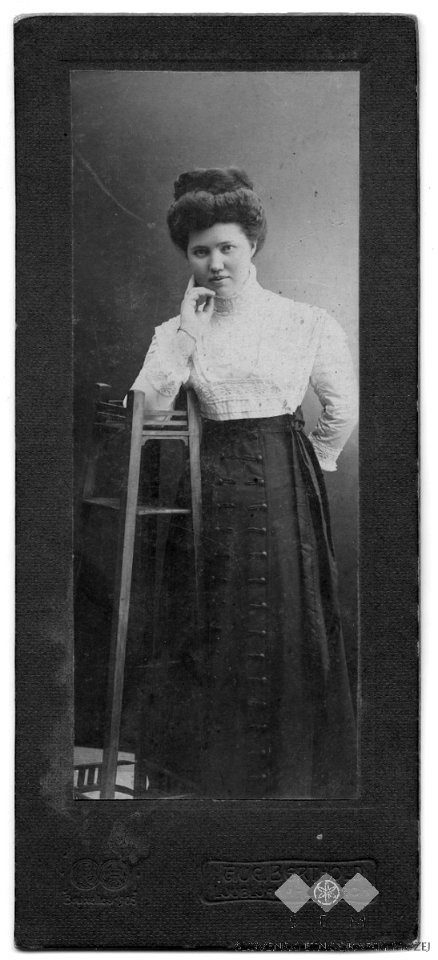 Avgust Berthold - Fotografija ženske pražnje noše