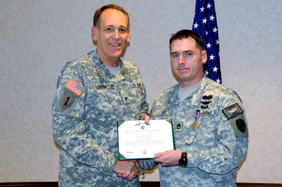 Aviation instuctor receives Air Medal with Valor (6668005093)