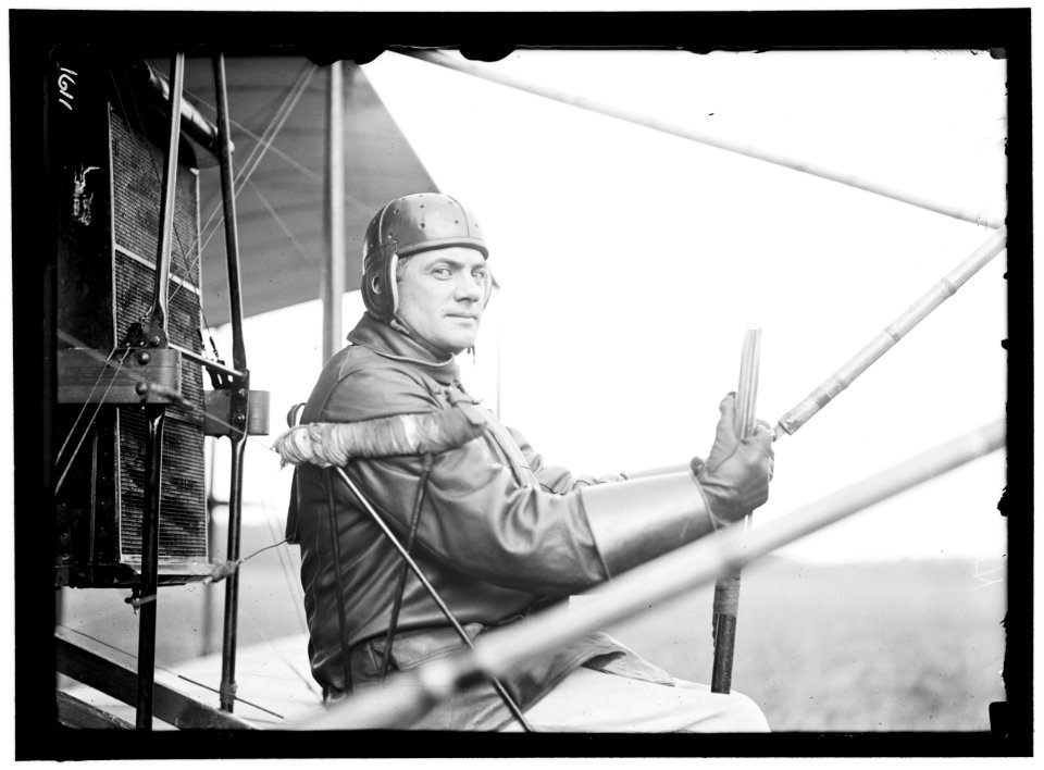 AVIATION, ARMY. COLLEGE PARK AVIATION FIELD, 2ND SEASON. CAPT. F.B. HENNESSY, CURTISS PLANE LCCN2016863986