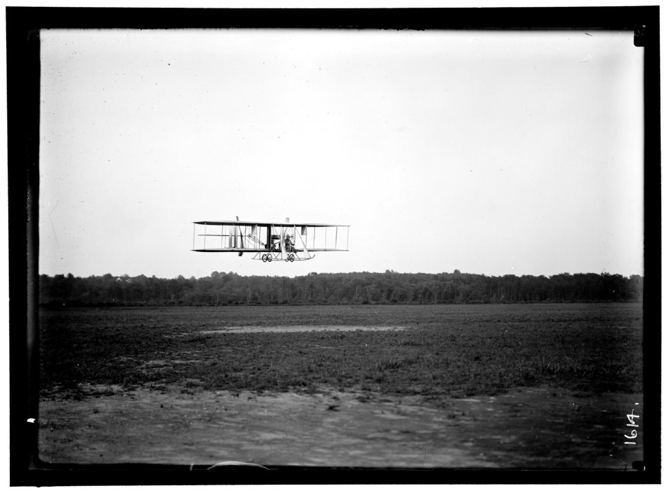 AVIATION, ARMY. COLLEGE PARK AVIATION FIELD, 2ND SEASON. WRIGHT BIPLANE, TYPE B; LT. HARRY GRAHAM LCCN2016863987