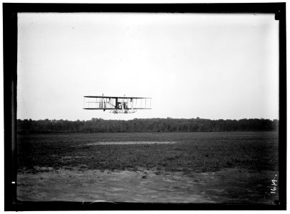 AVIATION, ARMY. COLLEGE PARK AVIATION FIELD, 2ND SEASON. WRIGHT BIPLANE, TYPE B; LT. HARRY GRAHAM LCCN2016863987