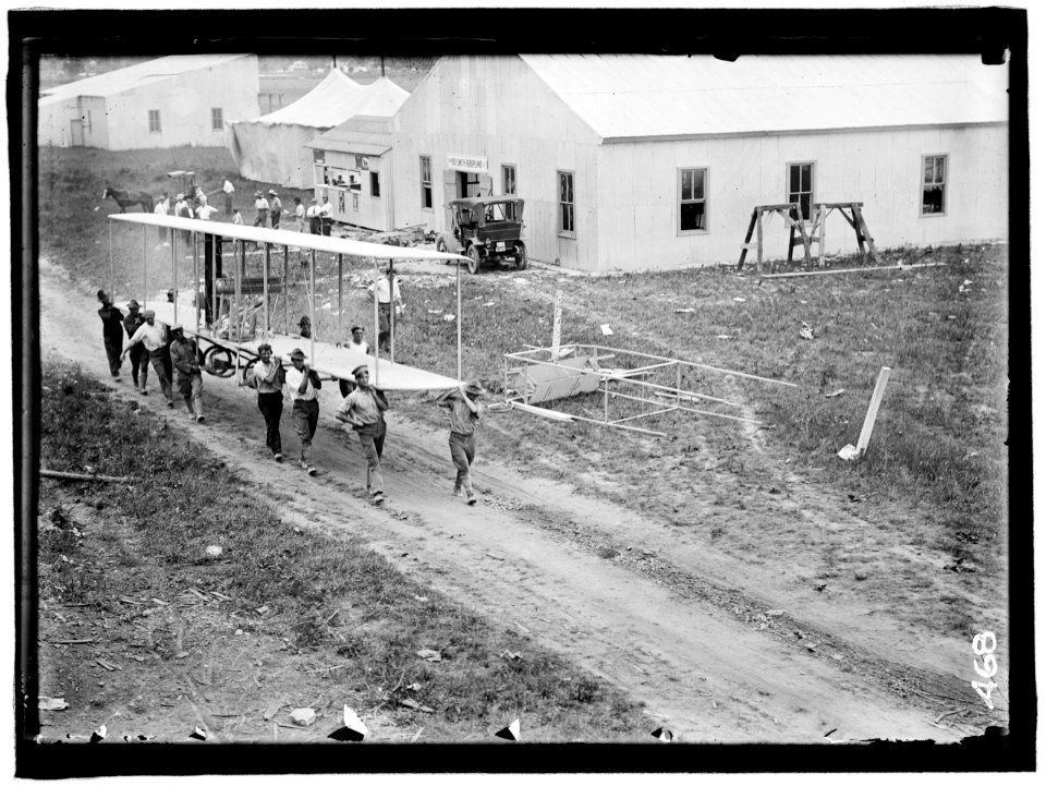 AVIATION, ARMY. COLLEGE PARK AVIATION FIELD. WRIGHT BROTHERS' PLANE, WRECKED LCCN2016863389
