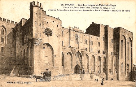 Avignon Façade palais des papes photo