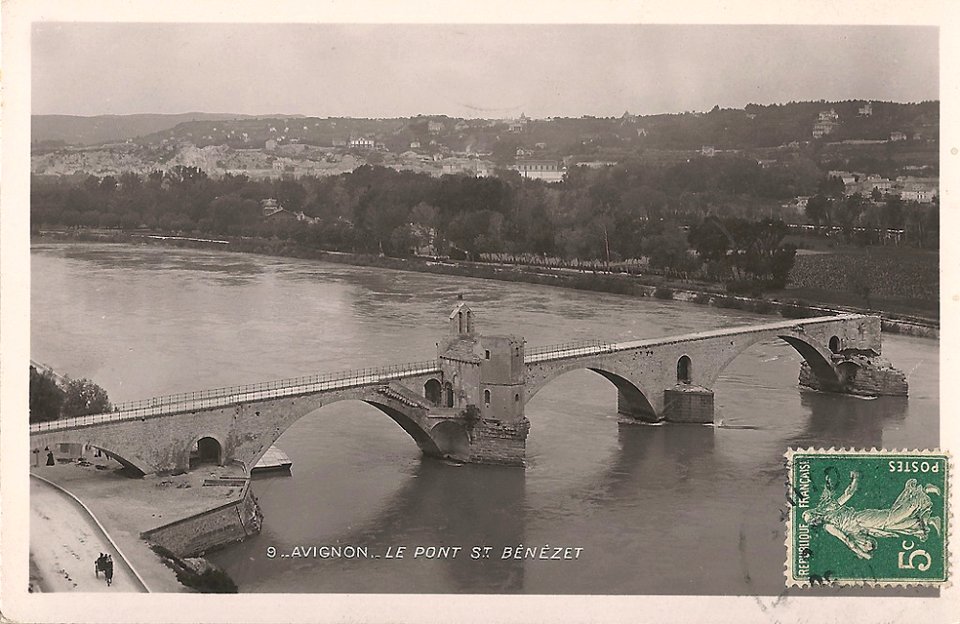 Avignon Le pont Saint Bénézet sur le Rhône