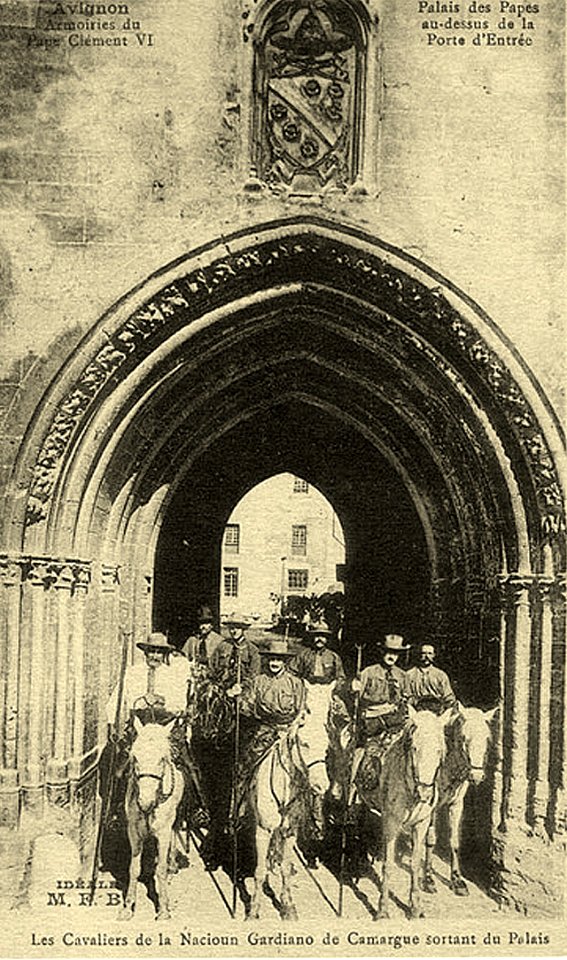 Avignon Nacioun Gardiano à l'entrée du palais des papes