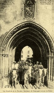 Avignon Nacioun Gardiano à l'entrée du palais des papes