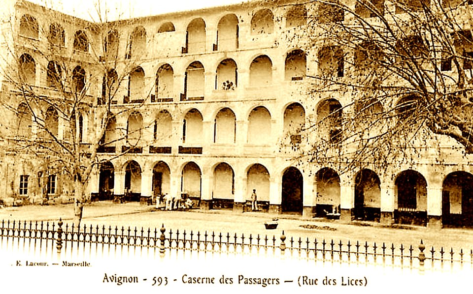 Avignon Passagers rue des Lices