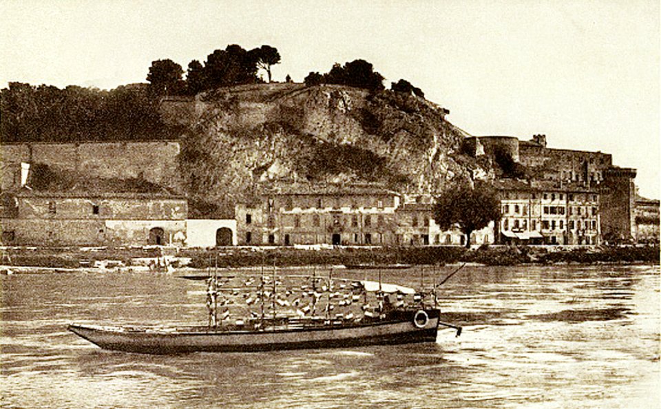 Avignon Quai de la Ligne