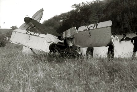 Avioneta accidentada en un descampado (1 de 5) - Fondo Car-Kutxa Fototeka