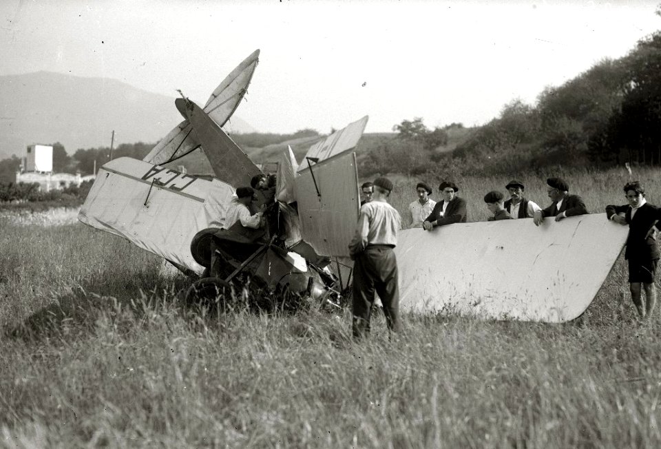 Avioneta accidentada en un descampado (2 de 5) - Fondo Car-Kutxa Fototeka