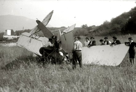 Avioneta accidentada en un descampado (2 de 5) - Fondo Car-Kutxa Fototeka
