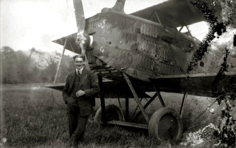 Avioneta con sus pilotos en el hipódromo de Lasarte (2 de 5) - Fondo Car-Kutxa Fototeka