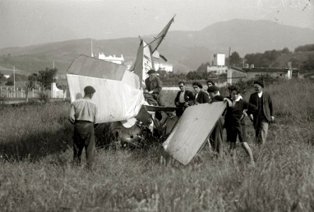 Avioneta accidentada en un descampado (4 de 5) - Fondo Car-Kutxa Fototeka