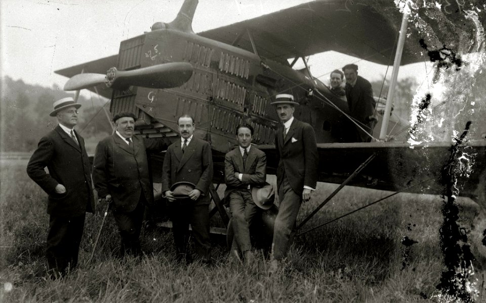 Avioneta con sus pilotos en el hipódromo de Lasarte (4 de 5) - Fondo Car-Kutxa Fototeka