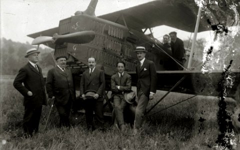 Avioneta con sus pilotos en el hipódromo de Lasarte (4 de 5) - Fondo Car-Kutxa Fototeka