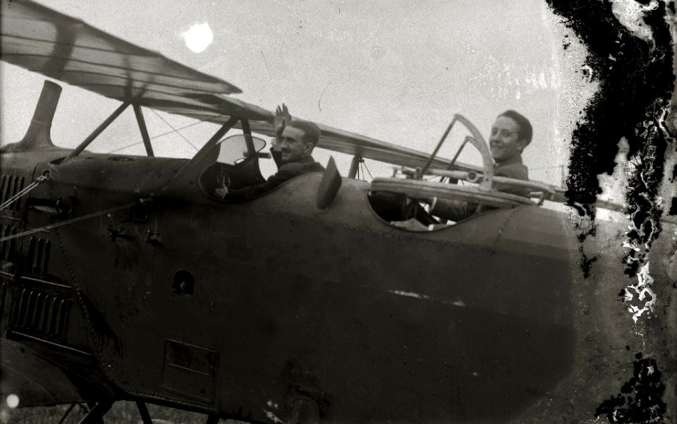 Avioneta con sus pilotos en el hipódromo de Lasarte (5 de 5) - Fondo Car-Kutxa Fototeka