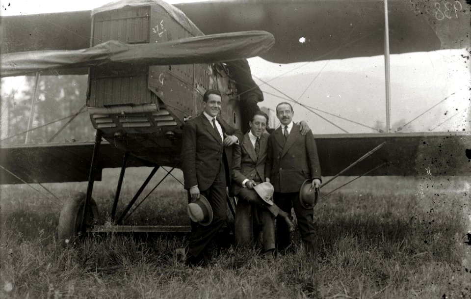Avioneta con sus pilotos en el hipódromo de Lasarte (3 de 5) - Fondo Car-Kutxa Fototeka