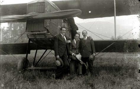 Avioneta con sus pilotos en el hipódromo de Lasarte (3 de 5) - Fondo Car-Kutxa Fototeka