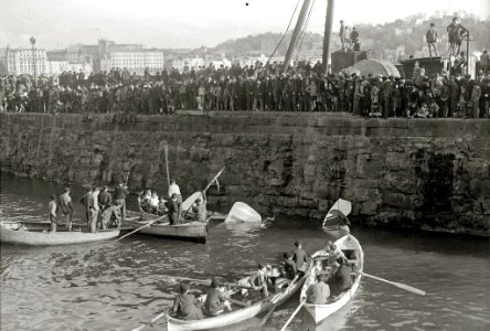 Avioneta pilotada por Lorenzo Richi accidentada en el puerto de San Sebastián (2 de 4) - Fondo Car-Kutxa Fototeka