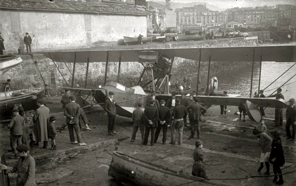 Avioneta en la rampa del muelle de San Sebastián (2 de 2) - Fondo Car-Kutxa Fototeka