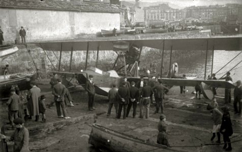 Avioneta en la rampa del muelle de San Sebastián (2 de 2) - Fondo Car-Kutxa Fototeka