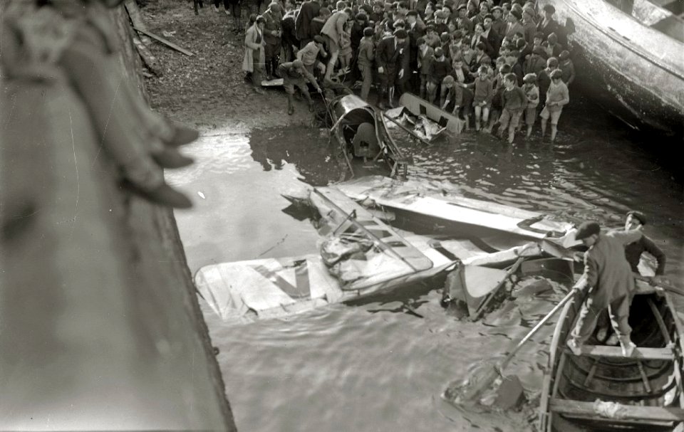 Avioneta pilotada por Lorenzo Richi accidentada en el puerto de San Sebastián (4 de 4) - Fondo Car-Kutxa Fototeka
