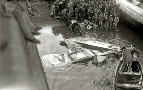 Avioneta pilotada por Lorenzo Richi accidentada en el puerto de San Sebastián (4 de 4) - Fondo Car-Kutxa Fototeka