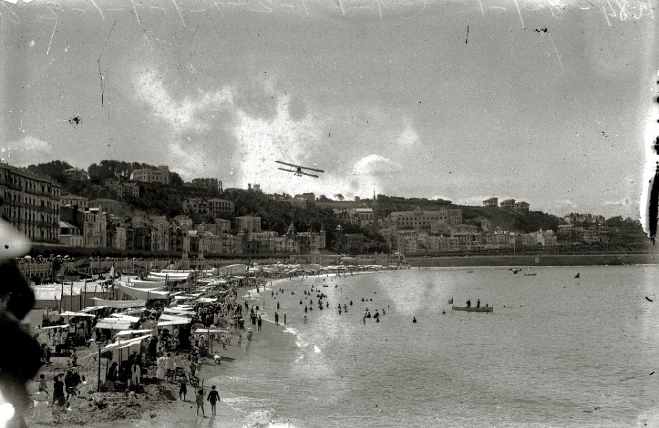 Avioneta sobrevolando San Sebastián (2 de 3) - Fondo Car-Kutxa Fototeka