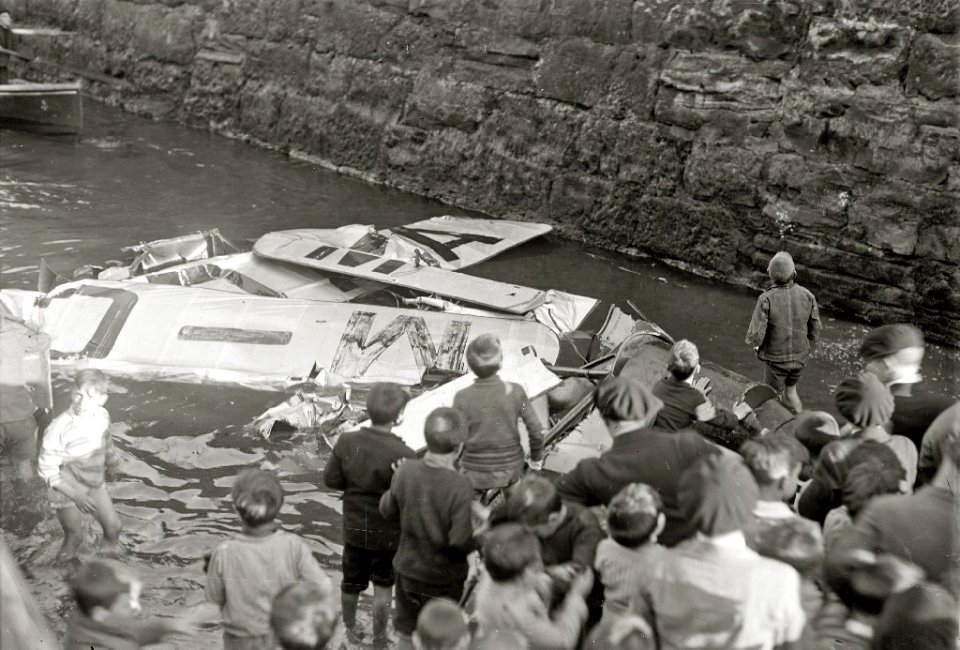 Avioneta pilotada por Lorenzo Richi accidentada en el puerto de San Sebastián (3 de 4) - Fondo Car-Kutxa Fototeka
