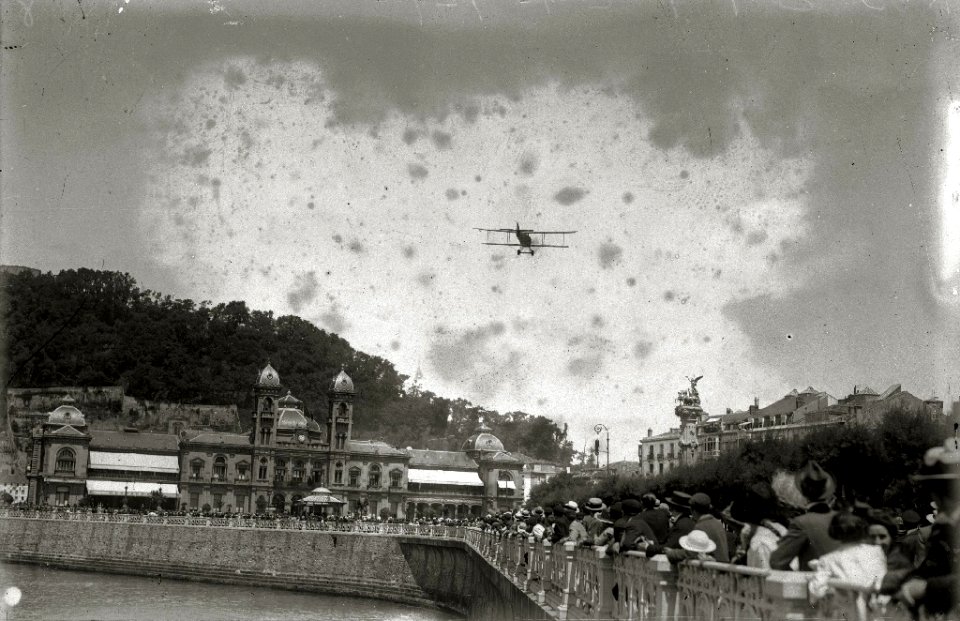 Avioneta sobrevolando San Sebastián (1 de 3) - Fondo Car-Kutxa Fototeka