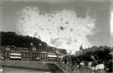 Avioneta sobrevolando San Sebastián (1 de 3) - Fondo Car-Kutxa Fototeka