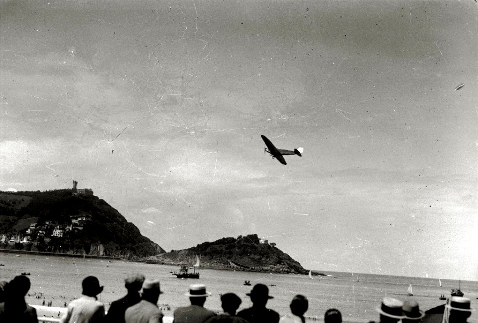 Avioneta sobrevolando la playa de la Concha (1 de 1) - Fondo Car-Kutxa Fototeka