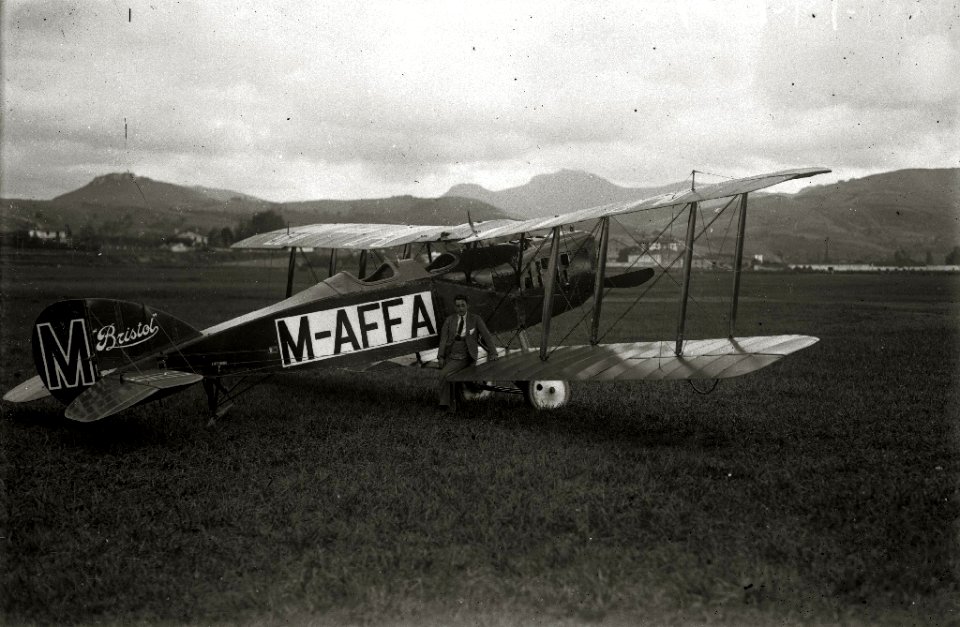 Avionetas adquiridas por el gobierno con destino a la guerra de África en el campo de Lasarte (1 de 1) - Fondo Car-Kutxa Fototeka