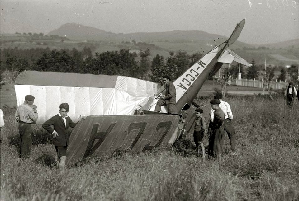 Avioneta accidentada en un descampado (5 de 5) - Fondo Car-Kutxa Fototeka
