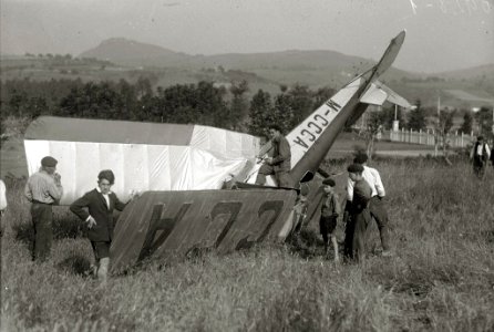 Avioneta accidentada en un descampado (5 de 5) - Fondo Car-Kutxa Fototeka