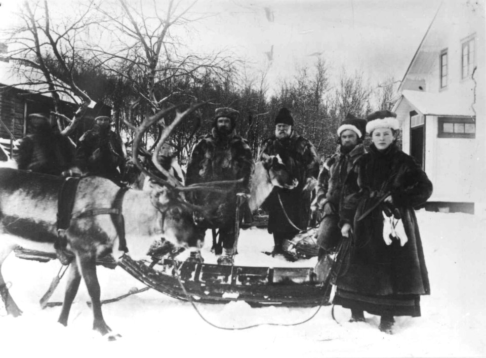 Avreise fra doktorgården Solheim, Kirkenes, Finnmark, 1897. Ellisif Wessel t. h., kjøpmann Hans P - Norsk folkemuseum - NF.06725-002