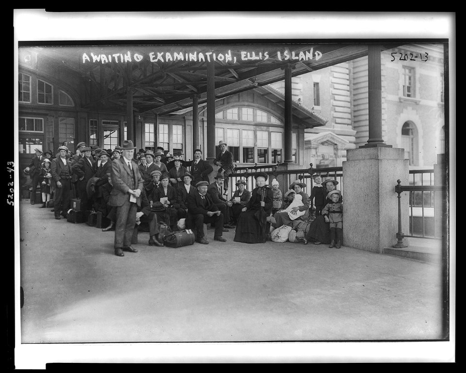 Awaiting examination, Ellis Island LCCN97501087