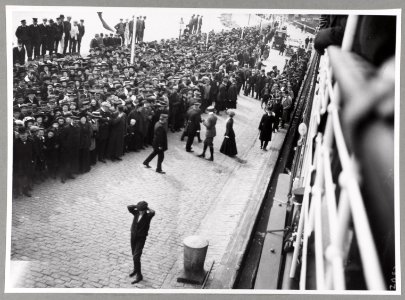 Awaiting T. R. Roosevelt at Helsingor LCCN2013651060 photo