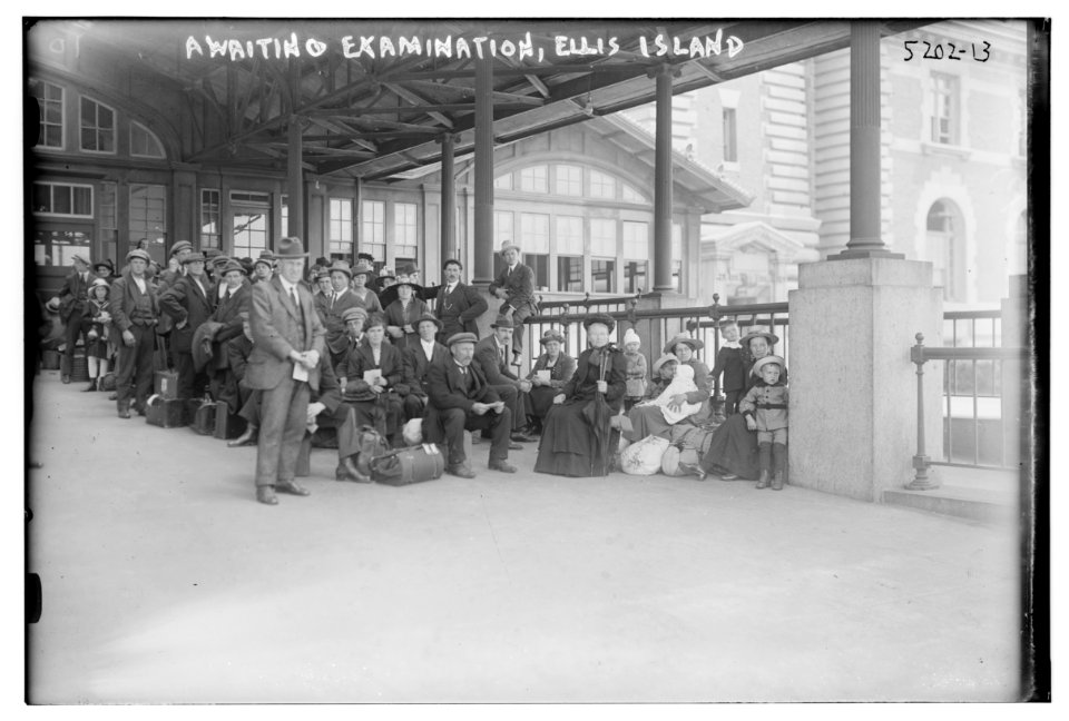 Awaiting examination, Ellis Island LCCN2014710705