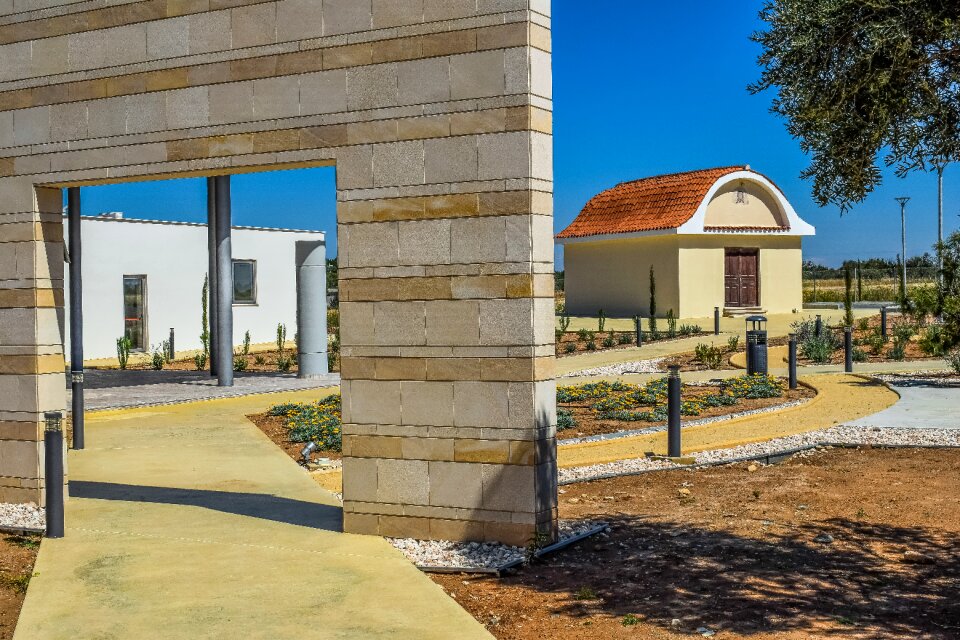 Gate building mazotos