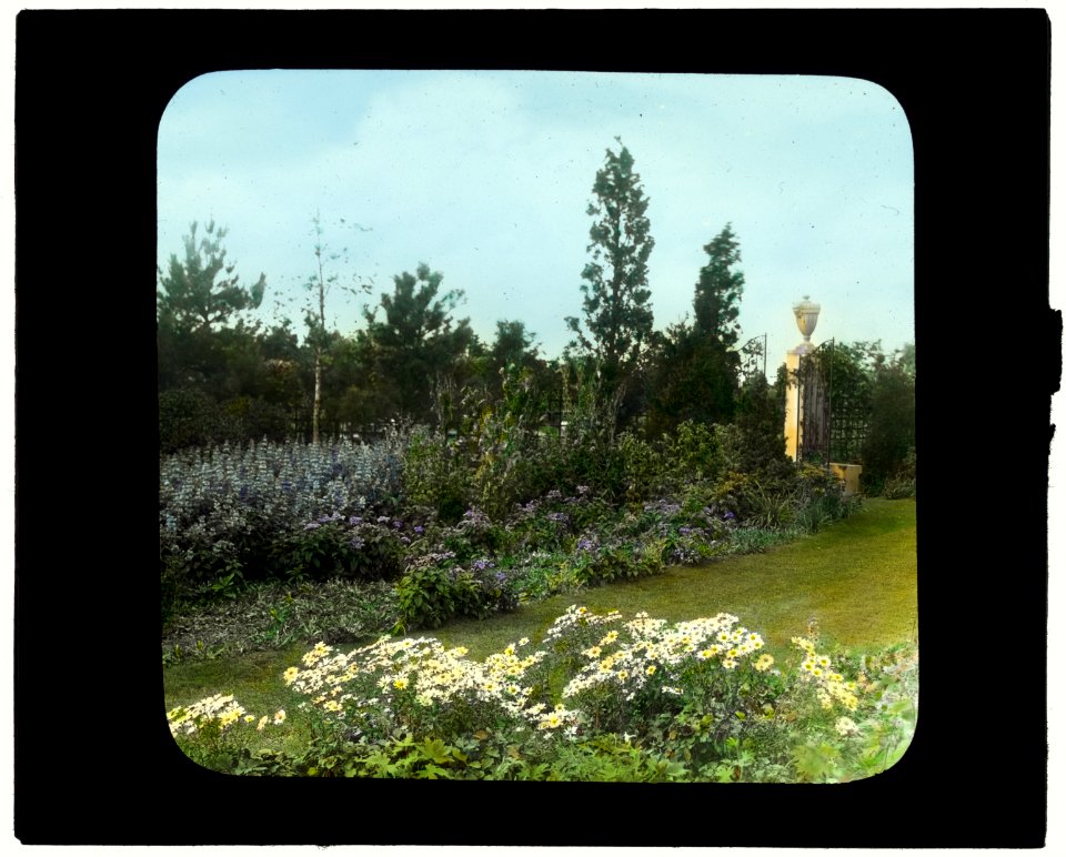 Beacon Hill House, Arthur Curtiss James house, Beacon Hill Road, Newport, Rhode Island. Blue Garden, gate LCCN2008676034