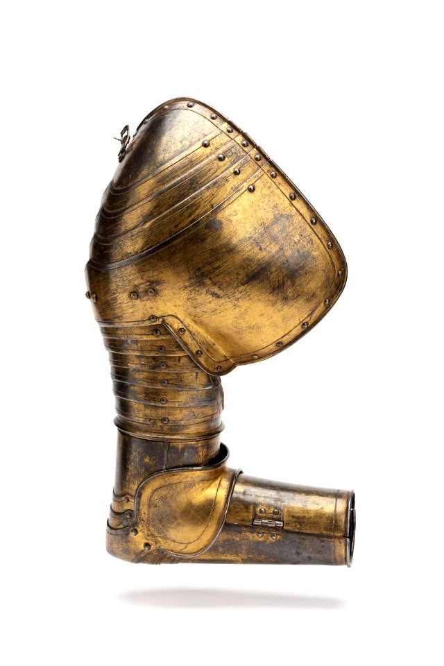 Axelstycke med armskena och buckla, från 1620. Del av Hertig Karl Filips tornérrustning - Livrustkammaren - 97406