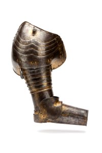 Axelstycke med armskena och buckla, från 1620. Del av Hertig Karl Filips tornérrustning - Livrustkammaren - 97405 photo