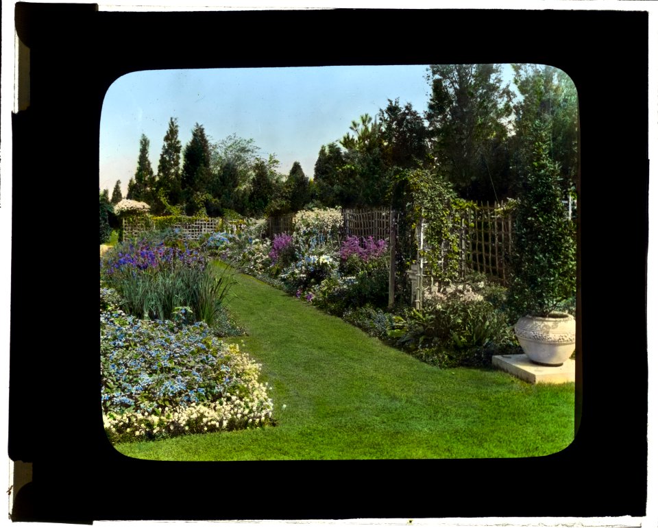 Beacon Hill House, Arthur Curtiss James house, Beacon Hill Road, Newport, Rhode Island. Blue Garden, flower border LCCN2008675640