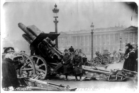 Bertha (large German field gun) in Concord Park, Paris. LCCN2016648021