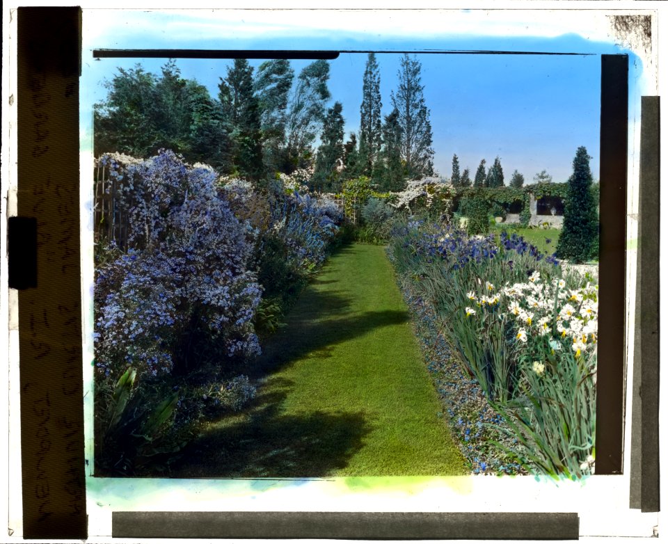 Beacon Hill House, Arthur Curtiss James house, Beacon Hill Road, Newport, Rhode Island. Blue Garden, flower border LCCN2008675644