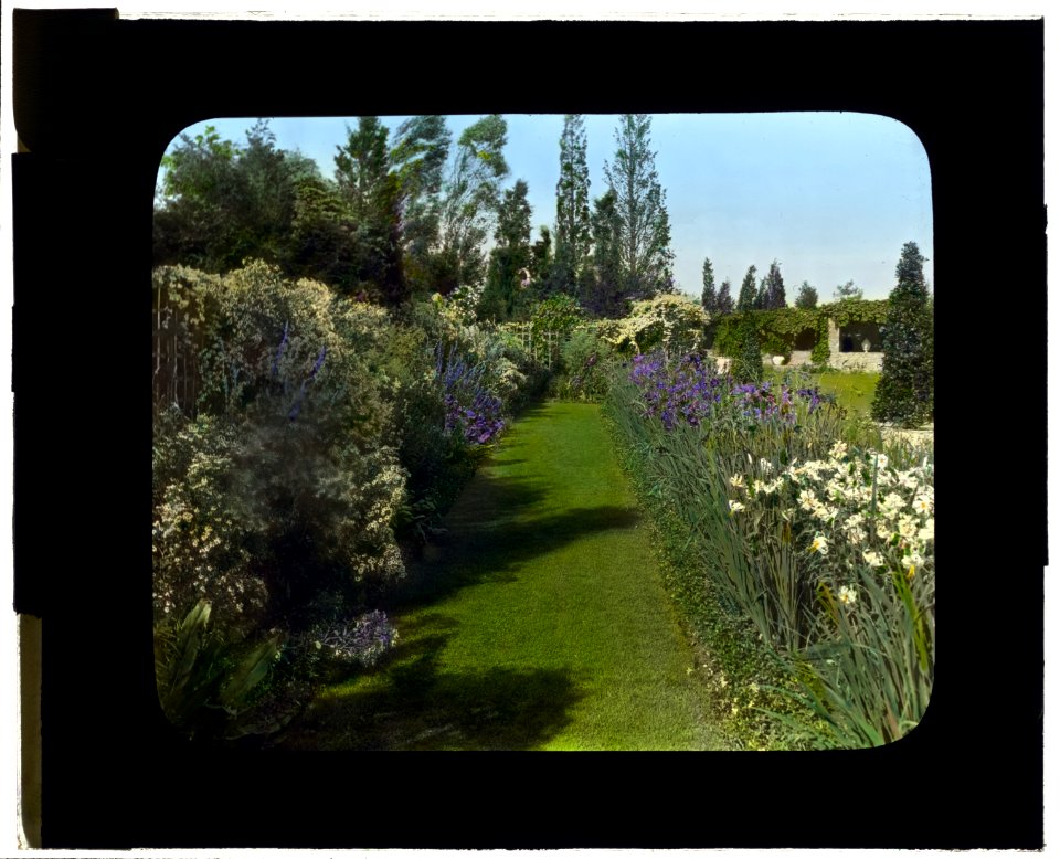 Beacon Hill House, Arthur Curtiss James house, Beacon Hill Road, Newport, Rhode Island. Blue Garden, flower border LCCN2008675643