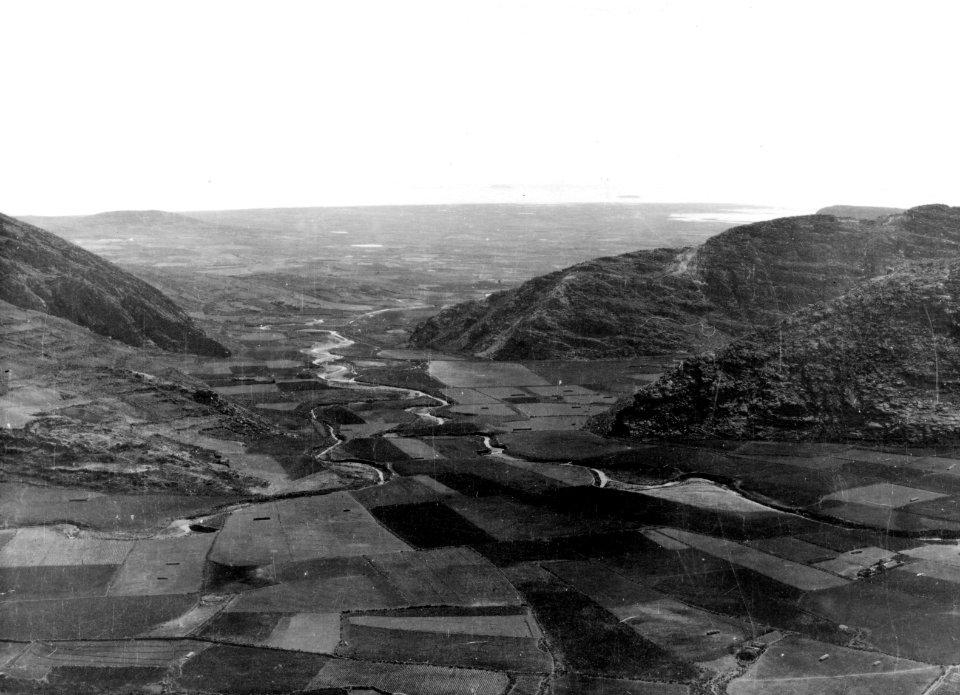 Aymaraåkrar i närheten av Titicacasjön som ses i bakgrunden. Exp. 1904-05. Lago Titicaca. Bolivia - SMVK - 002407