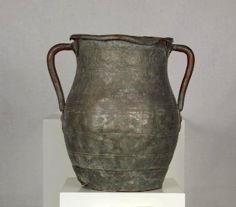 Azərbaycanda hazırlanmış bədii tərtibatlı metal küpə