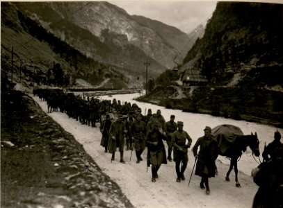 B.H.2.am Marsche durch das Soca-Tal. (15-X.1917.) (BildID 15802967)